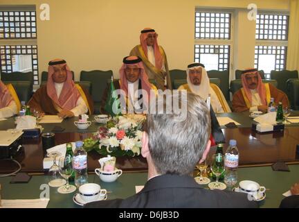 Il Ministro degli esteri tedesco Guido Westerwelle (C, vista posteriore) si riunisce con la Saudi Arabian Ministro degli Affari Esteri, Principe Saud al-Faisal (C) di Riad, in Arabia Saudita, 11 marzo 2012. Il loro incontro è stato primeraly interessati con il conflitto in Siria e la controversia in corso circa il programma nucleare iraniano. Foto: Christoph Sator Foto Stock