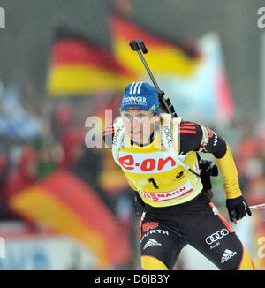 Biatleta tedesca Magdalena Neuner in azione in campo femminile 12.5km mass start durante il campionato mondiale di Biathlon 2012 a Ruhpolding, Germania, 11 marzo 2012. Neuner ha preso un undicesimo posto. Foto: Martin Schutt Foto Stock