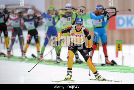 Biatleta tedesca Magdalena Neuner in azione come lei lascia il poligono di tiro in campo femminile 12.5km mass start durante il campionato mondiale di Biathlon 2012 a Ruhpolding, Germania, 11 marzo 2012. Neuner ha preso un undicesimo posto. Foto: Andreas Gebert Foto Stock