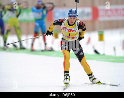 Biatleta tedesca Magdalena Neuner in azione come lei lascia il poligono di tiro in campo femminile 12.5km mass start durante il campionato mondiale di Biathlon 2012 a Ruhpolding, Germania, 11 marzo 2012. Neuner ha preso un undicesimo posto. Foto: Andreas Gebert Foto Stock