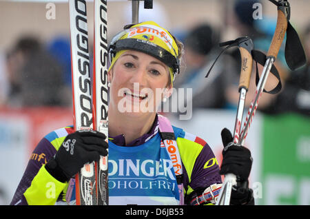 Biatleta francese Marie Laure sorrisi dopo essere arrivati al traguardo nel femminile 12.5km mass start durante il campionato mondiale di Biathlon 2012 a Ruhpolding, Germania, 11 marzo 2012. Laure ha preso il secondo posto. Foto: Martin Schutt Foto Stock