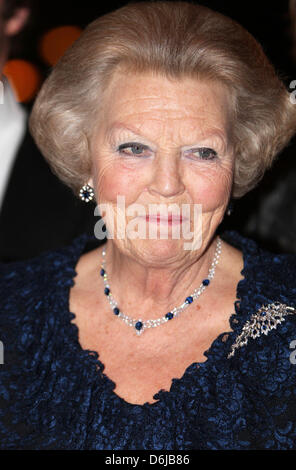 La regina Beatrice dei Paesi Bassi assiste il concerto di giubileo del maestro pianisti in Amsterdam, Paesi Bassi, 11 marzo 2012. Il concerto è quello di celebrare il venticinquesimo anniversario della serie master pianisti. Foto: Albert Philip van der Werf / Paesi Bassi fuori Foto Stock