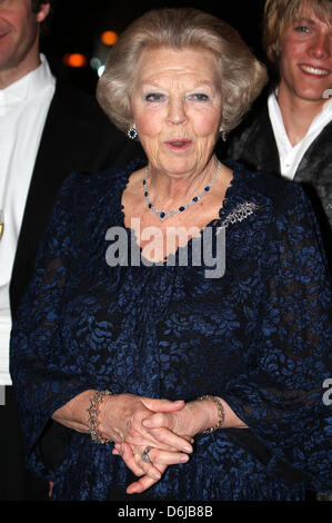 La regina Beatrice dei Paesi Bassi assiste il concerto di giubileo del maestro pianisti in Amsterdam, Paesi Bassi, 11 marzo 2012. Il concerto è quello di celebrare il venticinquesimo anniversario della serie master pianisti. Foto: Albert Philip van der Werf / Paesi Bassi fuori Foto Stock