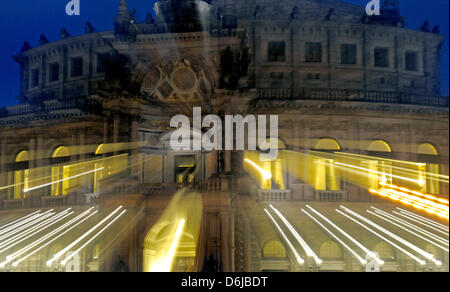 La Semperoper è raffigurato con effetto di zoom a Dresda, Germania, 11 marzo 2012. La casa dell'opera fu originariamente costruito dall'architetto Gottfried Semper in 1841. Dopo un devastante incendio nel 1869, il teatro fu ricostruito, in parte ancora da Semper, e completato nel 1878. Foto: MATTHIAS HIEKEL Foto Stock