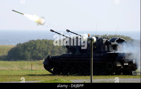 (Dpa) file - un file immagine datata 06 ottobre 2010 mostra un Gepard aria serbatoio difesa sparare un razzo Stinger presso il poligono di tiro in Todendorf, Germania. Il 12 marzo 2012, il capo del personale sarà smantellare l'esercito tedesco per la difesa aerea in Todendorf presso il Mar Baltico. La squadra di attività saranno eseguite dalla tedesca Air Force. Foto: Carsten Rehder Foto Stock