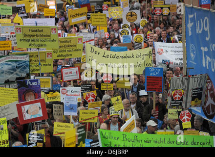 Migliaia di persone partecipano a una manifestazione contro il rumore degli aeromobili all'interno dell'aeroporto di Francoforte sul Meno, Germania, 12 marzo 2012. I partecipanti chiamare per un totale divieto sui voli notturni e lo smantellamento del nuovo Nord Ovest sulla pista. Per diversi mesi, manifestanti da Magonza a Aschaffenburg hanno soddisfatto ogni lunedì per protestare. Foto: Arne Dedert Foto Stock