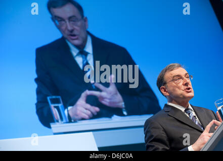 BMW Group CEO, Norbert Reithofer (4-L), parla al rendiconto finanziario conferenza stampa di un produttore di automobili BMW a Monaco di Baviera, Germania, 13 marzo 2012. BMW ottenuto migliori risultati nel 2011. Foto: ANDREAS GEBERT Foto Stock