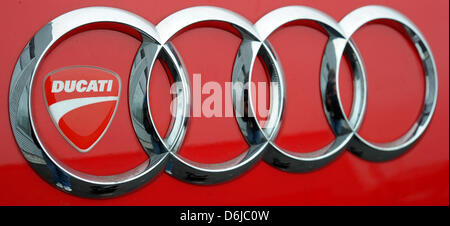 Una illustrazione mostra un emblema Ducati incollata su un Audi calandra a Fürth, Germania, 13 marzo 2012. La casa automobilistica tedesca Audi è interessato in moto costruttore Ducati. I negoziati per l'acquisto sono in corso. Foto: DAVID EBENER Foto Stock