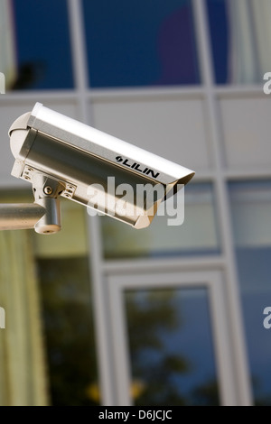 Sicurezza telecamera TVCC sul lato dell'edificio moderno Foto Stock