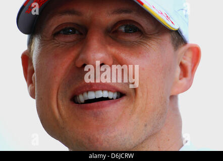 Il tedesco pilota di Formula Uno Michael Schumacher della Mercedes GP è stato intervistato per la televisione sulla spiaggia di St Kilda prima della Australian Grand Prix di Formula 1 sul circuito dell'Albert Park di Melbourne, Australia, 15 marzo 2012. Il Gran Premio di Formula Uno di Australia avrà luogo il 18 marzo 2012. Foto: Jens Buettner dpa +++(c) dpa - Bildfunk+++ Foto Stock