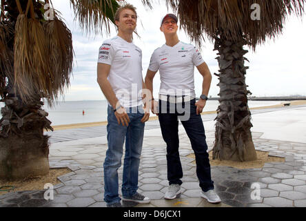 Il tedesco pilota di Formula Uno Michael Schumacher (R) e il tedesco pilota di Formula Uno Nico Rosberg (L) della Mercedes GP e posare per un servizio fotografico sulla spiaggia di St Kilda prima della Australian Grand Prix di Formula 1 sul circuito dell'Albert Park di Melbourne, Australia, 15 marzo 2012. Il Gran Premio di Formula Uno di Australia avrà luogo il 18 marzo 2012. Foto: Jens Buettner dpa Foto Stock