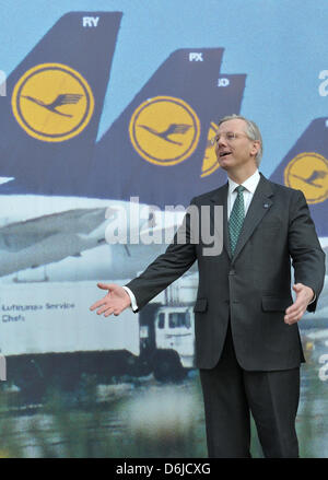 Lufthansa AG CEO Christoph Franz, sta in piedi di fronte ad una parete di foto che mostra aerei Lufthansa durante la Lufthansa dichiarazione finanziaria della conferenza stampa di Francoforte sul Meno, Germania, 15 marzo 2012. Foto: BORIS ROESSLER Foto Stock