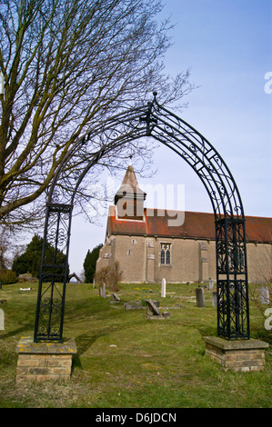 Ferro battuto arch nel sagrato della chiesa di San Tommaso è la Chiesa, Upshire, Epping, Essex, Inghilterra Foto Stock