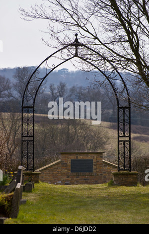 Ferro battuto arch nel sagrato della chiesa di San Tommaso è la Chiesa, Upshire, Epping, Essex, Inghilterra Foto Stock