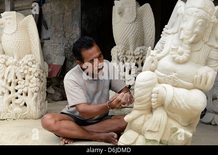 Stone carver, Batubulan, Bali, Indonesia, Asia sud-orientale, Asia Foto Stock