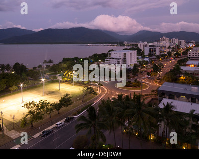 Waterfront e la vista verso il centro città al crepuscolo da sud, Cairns, North Queensland, Australia Pacific Foto Stock