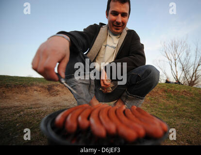 Jens inizia la sua personale stagione barbecue in Freiburg, Germania, 15 marzo 2012. Meteorologi prevedere temperature calde in Freiburg il venerdì. Foto: Patrick seeger Foto Stock