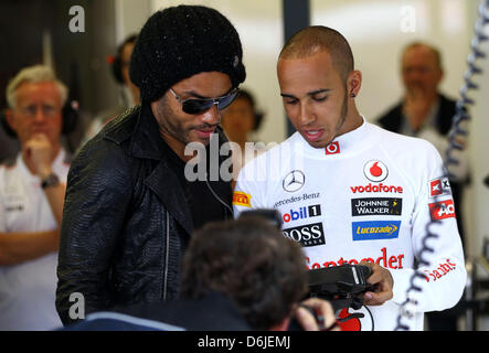 Cantante americana-cantautore Lenny Kravitz (L) e British pilota di Formula Uno Lewis Hamilton della McLaren Mercedes visto nel teamgarage prima della seconda sezione di training della Australian Grand Prix di Formula 1 sul circuito dell'Albert Park di Melbourne, Australia, 16 marzo 2012. Il Gran Premio di Formula Uno di Australia avrà luogo il 18 marzo 2012. Foto: Jens Buettner dpa +++(c) DP Foto Stock