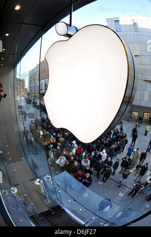 I clienti attendono davanti a un Apple store al lancio dell'iPad 3 a Monaco di Baviera, Germania, 16 marzo 2012. Il nuovo tablet pc è andato in vendita il 16 marzo 2012. Foto: Frank Leonhardt Foto Stock