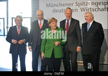 Il cancelliere tedesco Angela Merkel arriva al vertice di parlare di economia tedesca 2012 con Dieter Hundt (L-R), presidente della Confederazione di tedesco le associazioni di datori di lavoro, Presidente della Confederazione tedesca di artigiani qualificati, Otto Kentzler, Presidente della Federazione Industria tedesca, Hans-Peter Keitel e Presidente dell'Associazione tedesca delle Camere di commercio e Ind Foto Stock