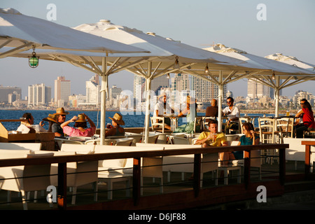 La gente seduta a Casita Bar e ristorante nella Vecchia Jaffa con una vista sul mare e a Tel Aviv, Israele, Medio Oriente Foto Stock
