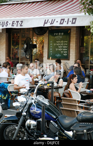 I giovani seduti a sus Etz Cafe nel quartiere alla moda di Sheinkin street, Tel Aviv, Israele, Medio Oriente Foto Stock