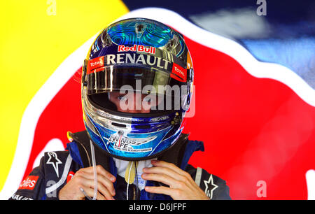 Tedesco di Formula Uno pilota Sebastian Vettel della Red Bull si prepara per la terza sessione di prove libere della Australian Grand Prix di Formula 1 sul circuito dell'Albert Park di Melbourne, Australia, 17 marzo 2012. Il Gran Premio di Formula Uno di Australia avrà luogo il 18 marzo 2012. Foto: Jens Buettner dpa Foto Stock