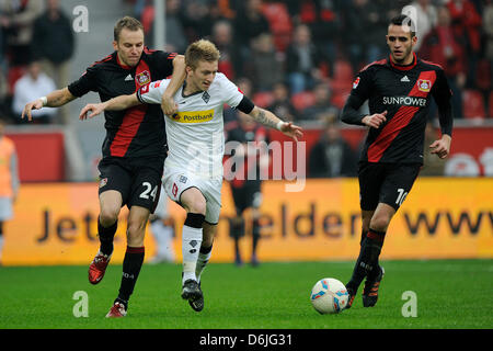 Leverkusen's Michal Kadlec (L) il sistema VIES per la palla con Gladbach il Marco Reus durante la Bundesliga tedesca partita di calcio tra Bayer 04 Leverkusen e Borussia Moenchengladbach al BayArena a Leverkusen, Germania, 17 marzo 2012. Foto: MARIUS BECKER (ATTENZIONE: embargo condizioni! Il DFL permette l'ulteriore utilizzazione delle immagini nella IPTV, servizi di telefonia mobile e altri nuovi Foto Stock