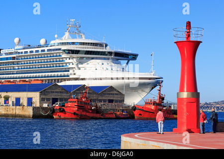Marina faro e la nave di crociera, Vigo, Galizia, Spagna, Europa Foto Stock