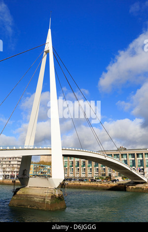 Ponte pedonale oltre il bacino del commercio, Le Havre, in Normandia, Francia, Europa Foto Stock