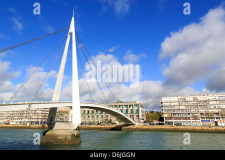 Ponte pedonale oltre il bacino del commercio, Le Havre, in Normandia, Francia, Europa Foto Stock