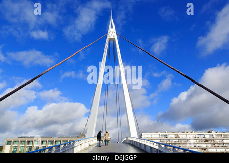 Ponte pedonale oltre il bacino del commercio, Le Havre, in Normandia, Francia, Europa Foto Stock