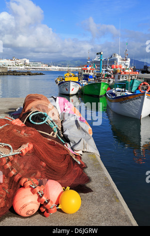 Barche da pesca nel porto di Ponta Delgada Porto, isola Sao Miguel, Azzorre, Portogallo, Atlantico, Europa Foto Stock