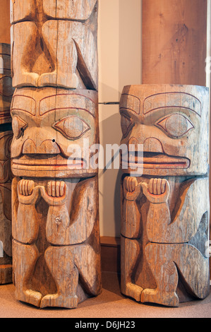 Prima Nazione il totem presso il Museo della British Columbia settentrionale, Prince Rupert, British Columbia, Canada, America del Nord Foto Stock