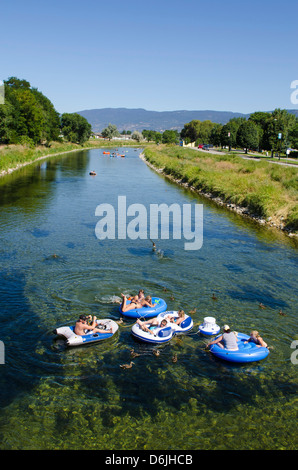 Tubing sul fiume Penticton, Penticton, British Columbia, Canada, America del Nord Foto Stock