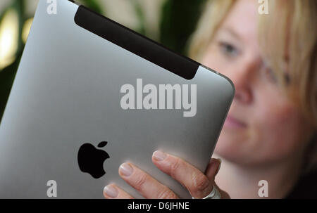 (File) - Un file di dpa foto datata 21 luglio 2010 mostra una donna in possesso di un Ipad Apple a Berlino, Germania. Apple paga i dividendi per la prima volta dal 1995. Foto: Tobias Kleinschmidt Foto Stock