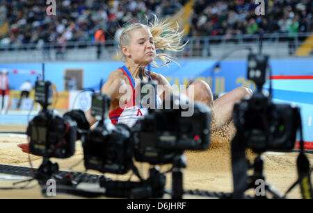 Darya Klishina della Russia terre nella sabbia dietro una fila di attivato a distanza telecamere poste dai fotografi come lei compete in Donne Salto in lungo Finale presso la IAAF Campionati mondiali Indoor a Atakoy Arena di Istanbul, Turchia, 11 marzo 2012. Foto: Christian Charisius Foto Stock