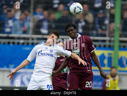 Kaiserslautern's Rodnei (R) il sistema VIES per la palla con il Schalke Klaas Jan Huntelaar durante la Bundesliga match 1. FC Kaiserslautern contro FC Schalke 04 a Fritz-Walter-Stadion di Kaiserslautern, germe,qualsiasi, 17 marzo 2012. Foto: Uwe Anspach Foto Stock