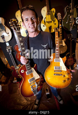 Il concessionario Detlef Alder detiene due chitarre Gibson Les Paul ciascuna del valore di 300.000 euro al suo stand per la preziosa, originali conservati chitarre alla Musikmesse fiera a Francoforte sul Meno, Germania, 20 marzo 2012. 1.512 espositori da 51 paesi presentano i propri prodotti presso la musica fiera a Francoforte dal 21 fino al 24 marzo 2012. Foto: FRANK RUMPENHORST Foto Stock