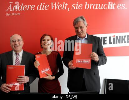 Leader del partito della sinistra, Gregor Gysi (L-R), chairpeople del partito, Katja Kipping e Bernd Riexinger parlare nel corso di una conferenza stampa tenutasi a Berlino, Germania, 19 aprile 2013. I politici hanno annunciato il programma del partito per le elezioni federali. Foto: Britta Pedersen Foto Stock