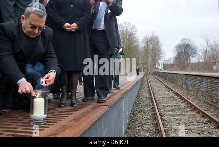 Il ministro israeliano della difesa Ehud Barak (L) commemora gli Ebrei deportati durante la seconda guerra mondiale al 'Gleis 17' memorial a Berlino, Germania, 21 marzo 2012. Più di 50.000 sono stati deportati dalla stazione di Grunewald da ottobre 1941 fino alla fine della seconda guerra mondiale. Foto: SOEREN STACHE Foto Stock