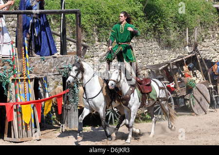 Cavallo medievale e il display mostra - La leggenda dei Cavalieri' a Provins town, a sud di Parigi, Francia. Foto Stock
