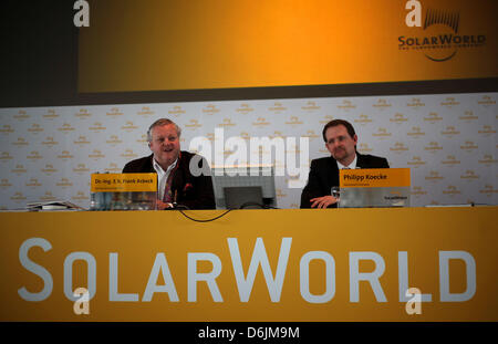 Amministratore Delegato della società fotovoltaico Solarworld AG, Frank Asbeck (L), e CFO Philipp Koecke (R) parlare a un briefing con la stampa sui risultati annuali a Bonn, Germania, 22 marzo 2012. Solarworld vuole tornare ad operare in nero nel 2012. Foto: OLIVER BERG Foto Stock