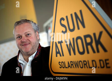 Amministratore Delegato della società fotovoltaico Solarworld AG, Frank Asbeck, sorge accanto al segno della società all'inizio di un briefing con la stampa sui risultati annuali a Bonn, Germania, 22 marzo 2012. Solarworld vuole tornare ad operare in nero nel 2012. Foto: Oliver Berg Foto Stock