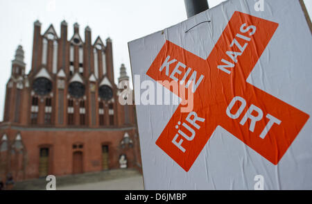 Un poster con il messaggio 'No spazio per nazisti' è raffigurato nella parte anteriore del municipio di Francoforte sull'Oder, Germania, 21 marzo 2012. Diversi eventsy sono state organizzate per il 25 marzo 2012 per protestare contro una dimostrazione degli estremisti di destra. L'alleanza "nessuno spazio per i nazisti a Francoforte sull'Oder' ha organizzato tre dimostrazioni di contatore. La polizia si aspetta intorno 100 a destra Foto Stock