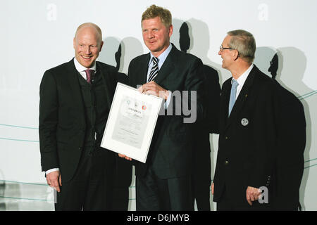 Ex nazionale tedesco Stefan Effenberg (C) si erge tra DFB sport direttore Matthias Sammer (L) e DFB vice presidente di qualificazione di Rainer Milkoreit e mantiene il suo allenatore di calcio certificato nelle sue mani a Bonn, Germania, 22 marzo 2012. Un totale di 23 partecipanti hanno completato la 58th allenatore di calcio in corso presso l'Hennes Weisweiler academy del DFB. Foto: MARIUS BECKER Foto Stock