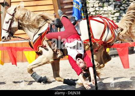 Cavallo medievale e il display mostra - La leggenda dei Cavalieri' a Provins town, a sud di Parigi, Francia. Foto Stock