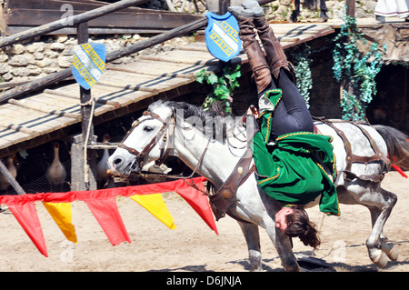 Cavallo medievale e il display mostra - La leggenda dei Cavalieri' a Provins town, a sud di Parigi, Francia. Foto Stock