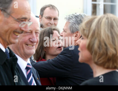 Daniela Schadt (R) parla agli ospiti mentre il Presidente tedesco Joachim Gauck indietro (R) abbraccia la figlia Katharina presso il Palazzo Bellevue a Berlino, Germania, 23 marzo 2012. Egli è stato giurato in ufficio presso il Bundestag. Foto: Wolfgang Kumm Foto Stock