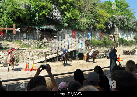 Cavallo medievale e il display mostra - La leggenda dei Cavalieri' a Provins town, a sud di Parigi, Francia. Foto Stock
